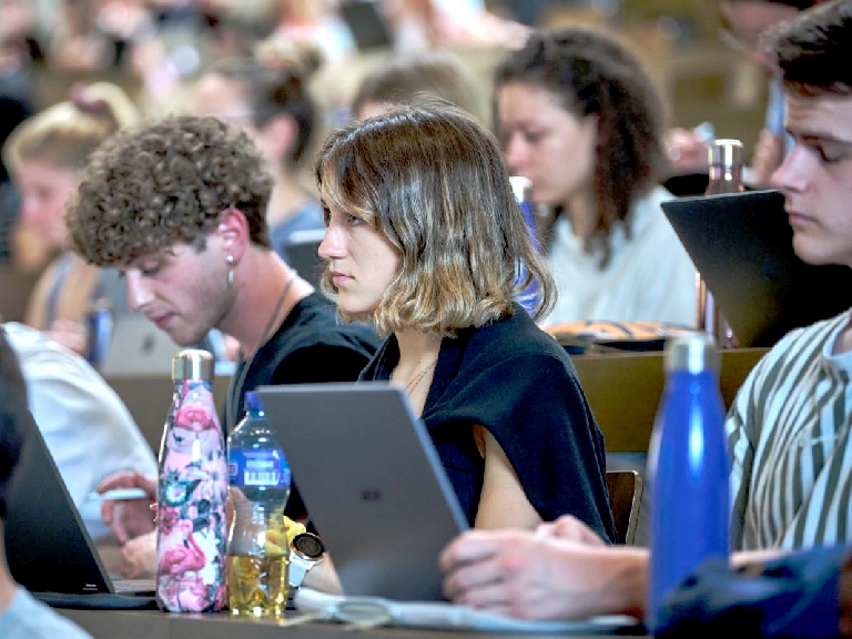 VonRoll – Studierende folgen einer Vorlesung. © Universität Bern