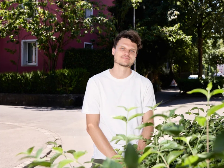 Im Grün ist die Stadt kühler: Stadthitzeforscher Moritz Burger an einem Hitzetag im Breitenrain. (© Nick Steinmann, Hauptstadt)