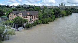 Bern Hochwasser Juli 2021: Überschwemmung bei der Dampfzentrale mit dem Bundeshaus im Hintergrund