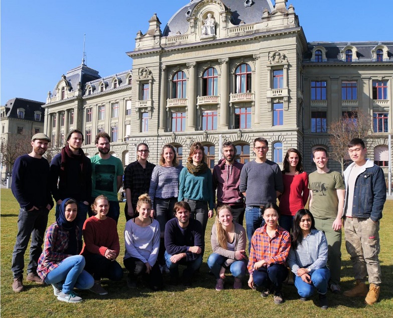 Gruppenfoto vor dem Hauptgebäude der Universität Bern