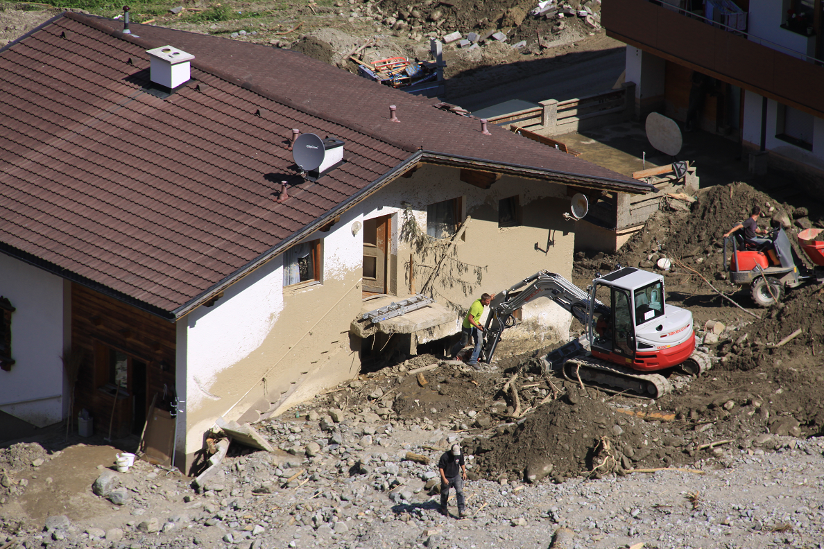 Beschädigtes Haus nach Murgangereignis