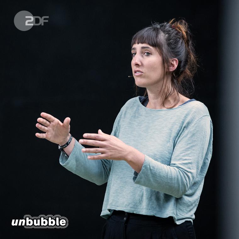 Laura Perler in der Diskussionsrunde bei ZDF "unbubble"
