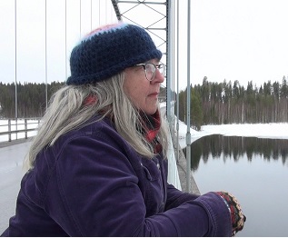 Eine Frau im Vordergrund, Winterlandschaft und Schnee im Hintergrund