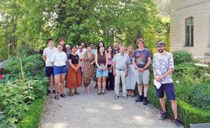 Exkursionsteilnehmende vor dem «Chateau de Prangins»