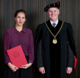 Laura Perler, Preisträgerin Barbara-Lischetti-Preis und Christian Leumann, Rektor Universität Bern